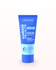 Application du gommage cellulite Cellublue sur la peau