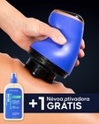 Mulher a usar aparelho anticelulite elétrico Cellublue na coxa