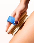 Utilisation de la brosse massage à sec Cellublue sur le corps