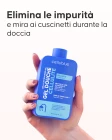Applicazione del gel doccia Cellublue sotto la doccia