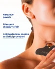 Gua Sha z kovu detail ergonomického tvaru pro dvojitou bradu