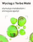 Kobieta pijąca napój z pastylką musującą Cellublue cytrynową
