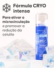 Aplicação da espuma crepitante anticelulite na pele
