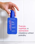 Nanášení zpevňujícího gelu na poprsí Cellublue na pokožku