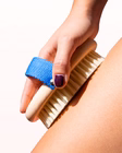 Utilisation de la brosse massage à sec Cellublue sur le corps