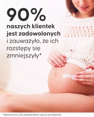 Aplikacja kremu na rozstępy Cellublue na skórę brzucha