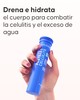 Pastilla efervescente anticelulítica disolviéndose en vaso de agua