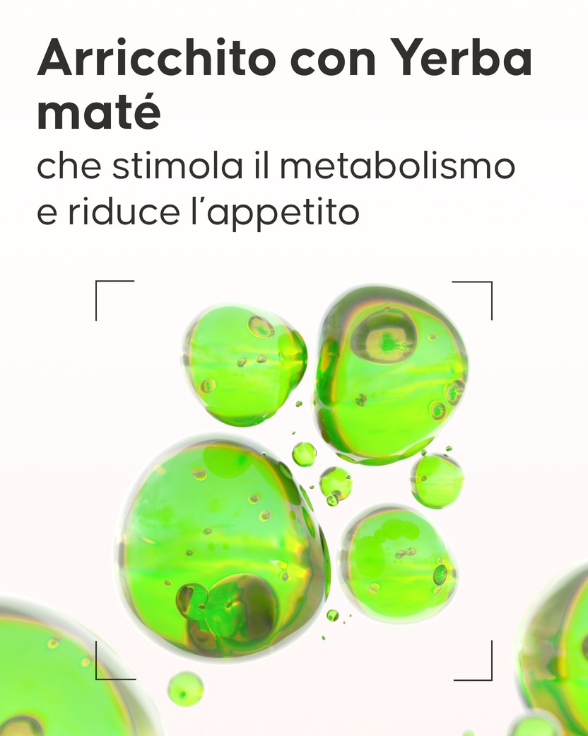 Donna che beve bevanda effervescente dimagrante Cellublue al limone