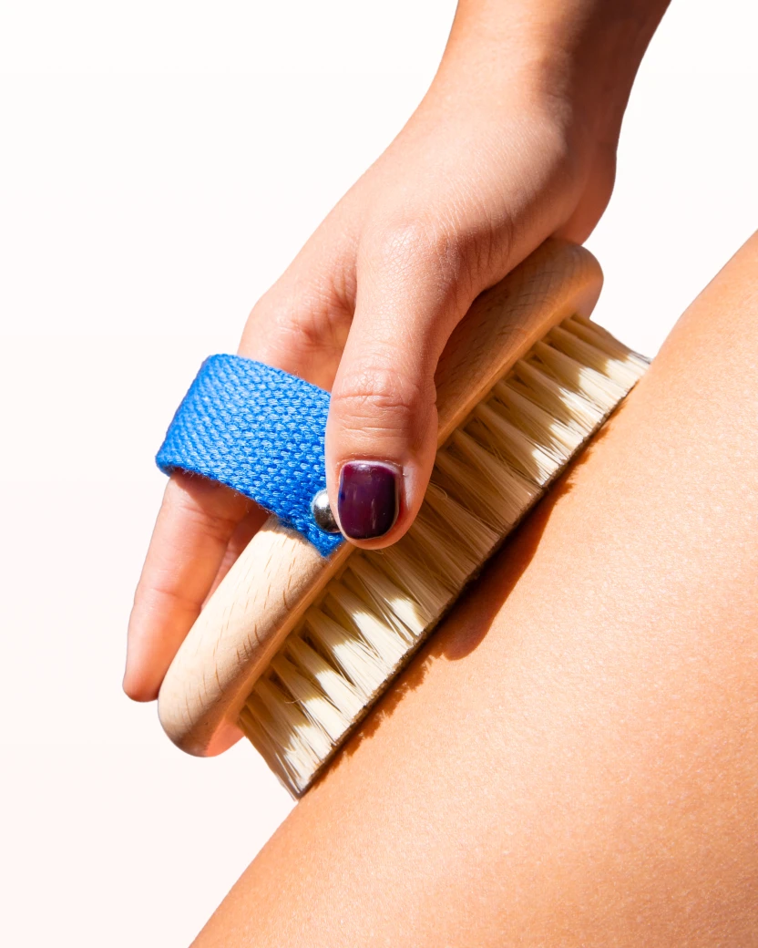 Utilisation de la brosse massage à sec Cellublue sur le corps